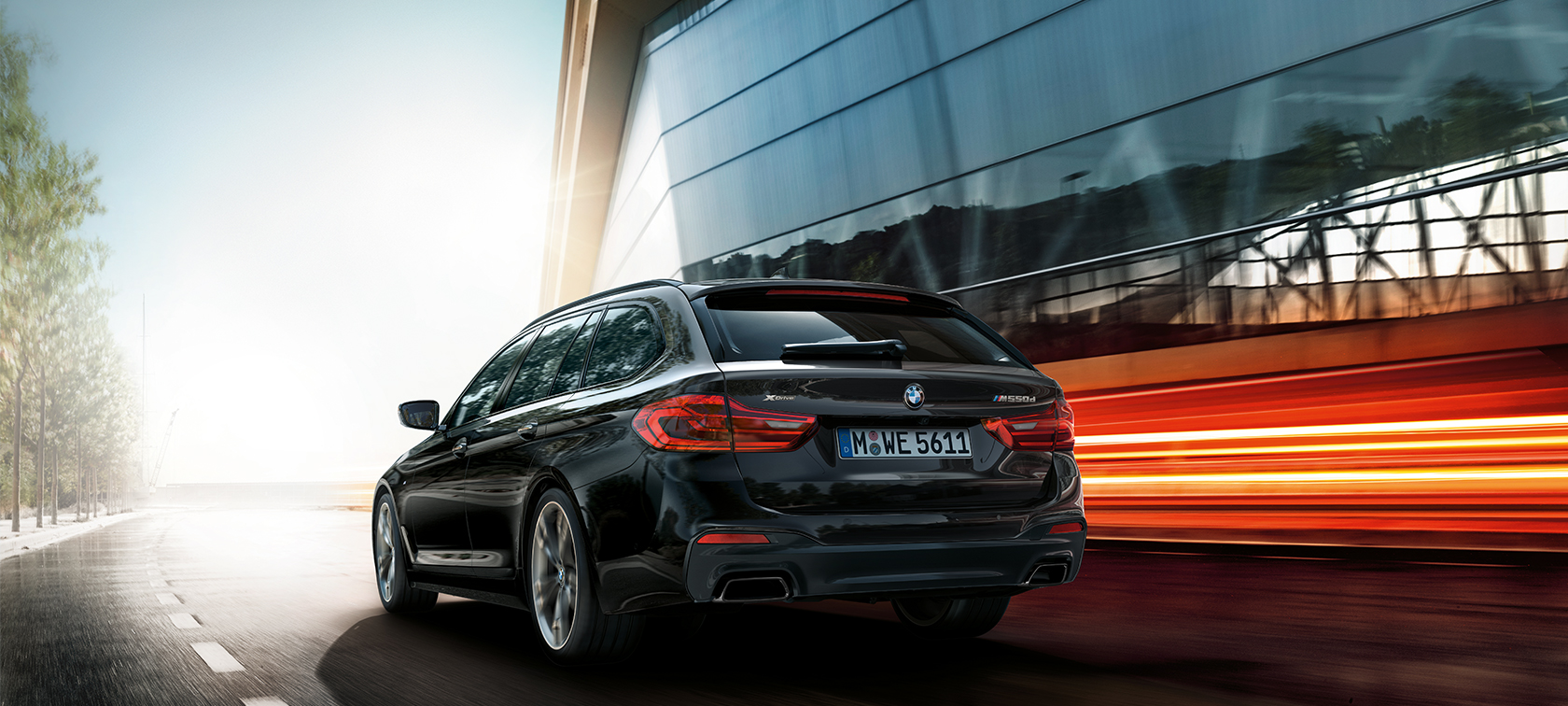 Три четвърти изглед отзад BMW M550d xDrive Туринг BMW M550d xDrive Туринг G31 Azurite Black metallic три четвърти изглед отзад BMW M550d Туринг