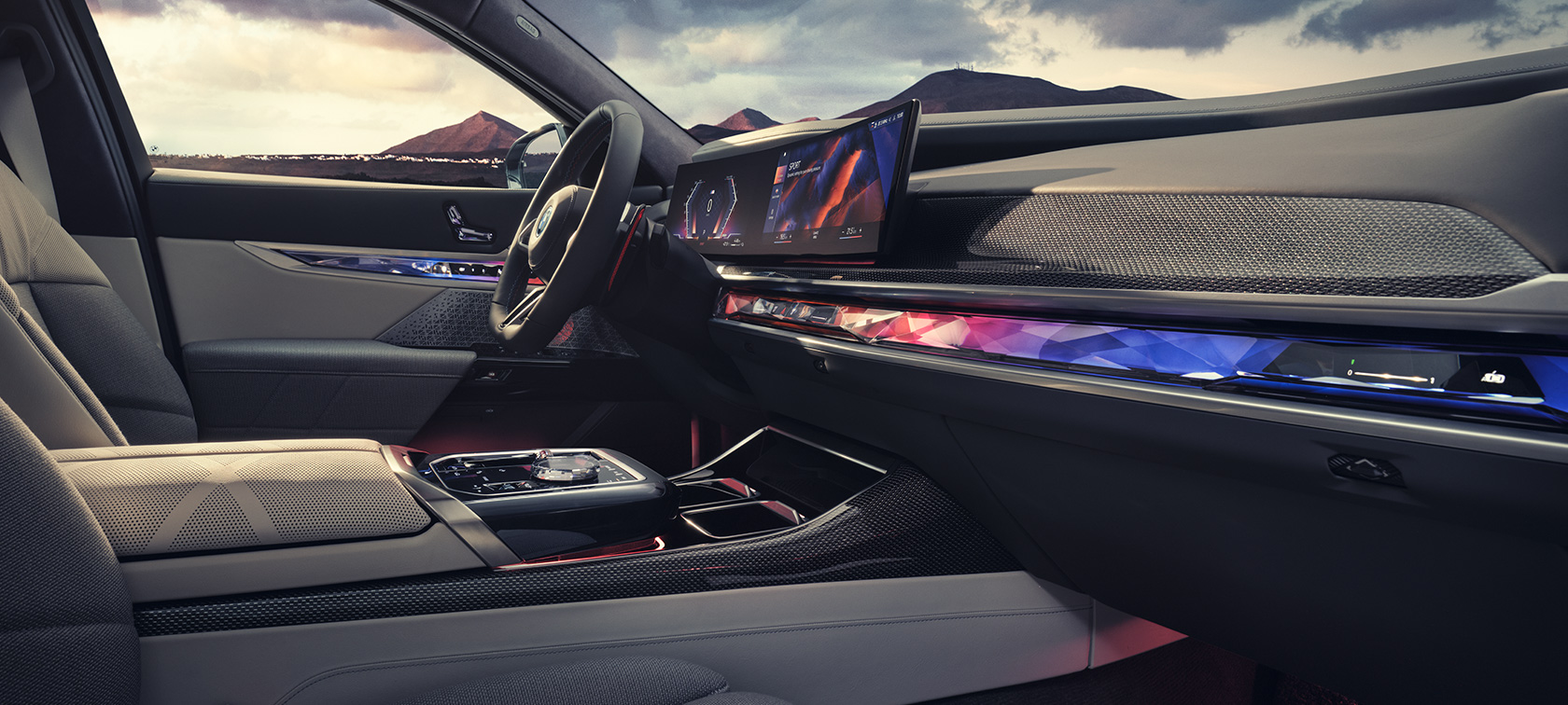 Интериор BMW M760e xDrive G70 Интериор BMW M760e xDrive G70 страничен изглед от страната до водача