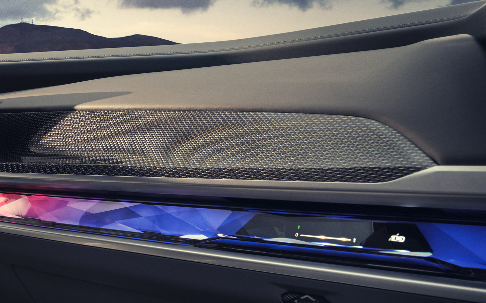 М интериорни лайстни 'Carbon Fibre' BMW M760e xDrive G70 снимка отблизо