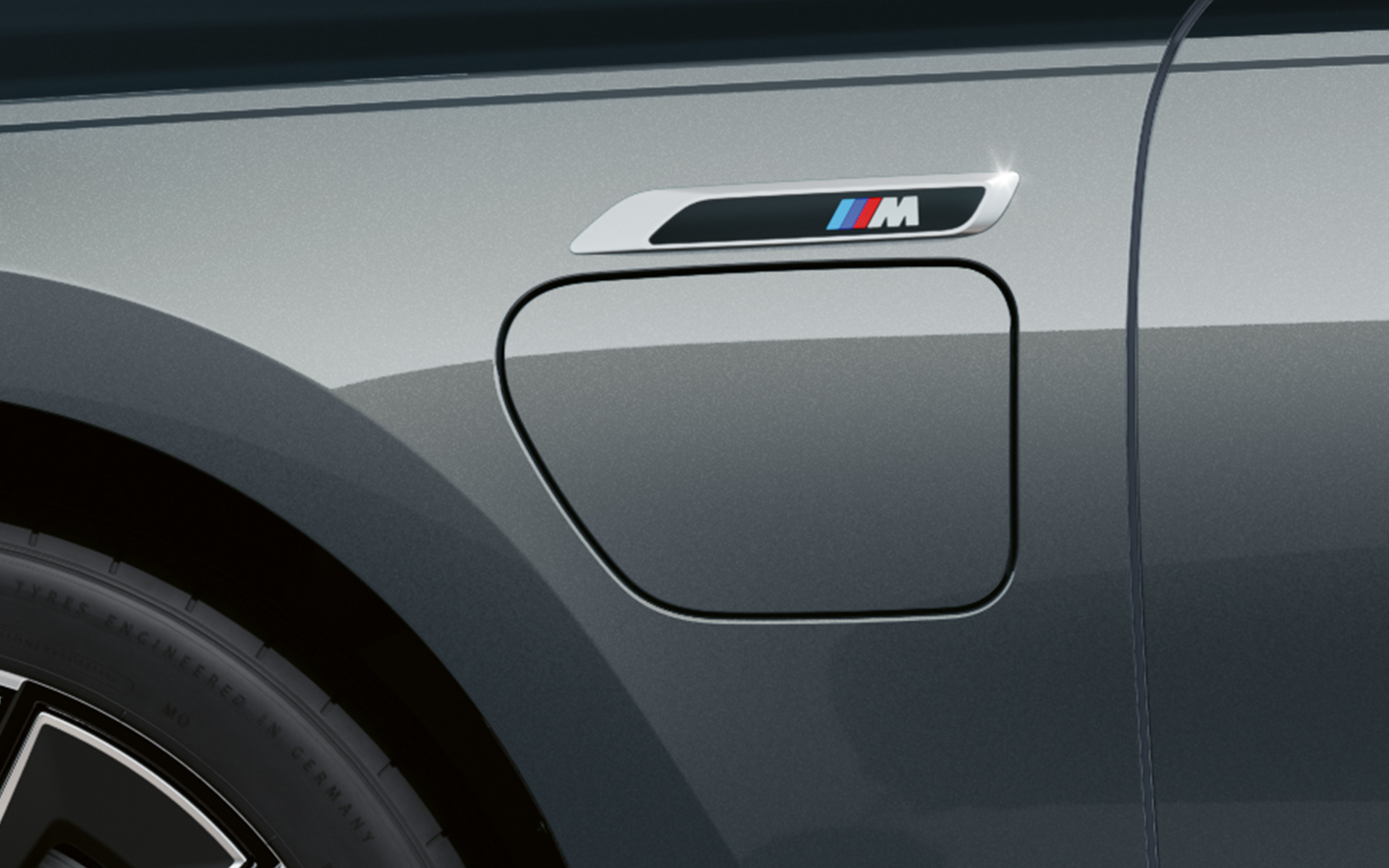 Емблема на М BMW M760e xDrive G70 M Performance пакет BMW Individual Two-Tone лаково покритие Saphire Black metallic BMW Individual Dravite Grey metallic снимка отблизо отстрани