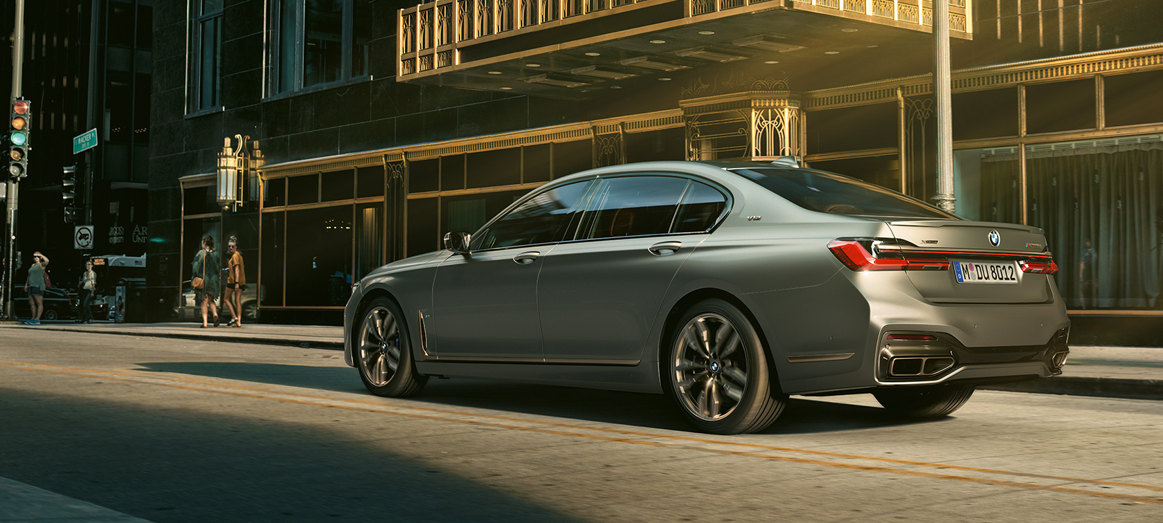 BMW Серия 7, изглед отстрани BMW Серия 7, изглед отстрани с отворена врата пред осветен хотел