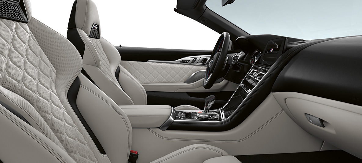 Пълно кожено оборудване 'Merino' | Silverstone и интериорни лайстни BMW Individual Piano Finish Black. BMW Individual M8 Кабриолет, интериор с пълно кожено оборудване 'Merino' | Silverstone и интериорни лайстни BMW Individual Piano Finish Black.