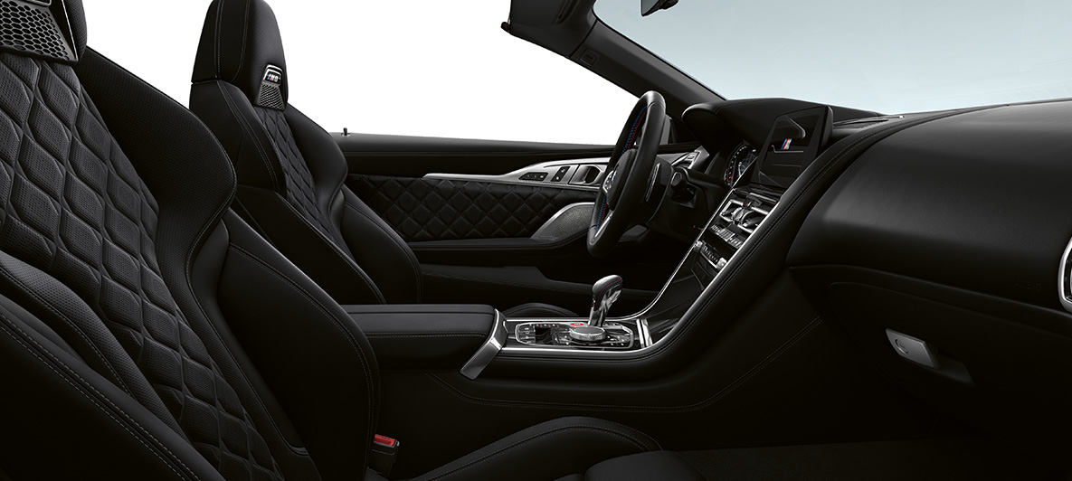Пълно кожено оборудване 'Merino' | Black и интериорни лайстни BMW Individual Piano Finish Black. BMW Individual M8 Кабриолет, интериор с пълно кожено оборудване 'Merino' | Black и интериорни лайстни BMW Individual Piano Finish Black.