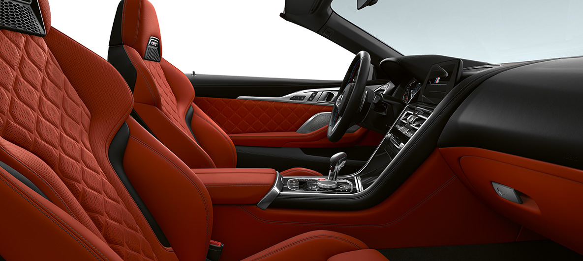 Пълно кожено оборудване 'Merino' | Sakhir Orange и интериорни лайстни BMW Individual Piano Finish Black. BMW Individual M8 Кабриолет, интериор с пълно кожено оборудване 'Merino' | Sakhir Orange и интериорни лайстни BMW Individual Piano Finish Black.