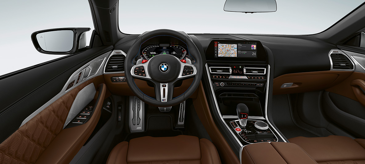 BMW M8 Кабриолет, кокпит. BMW M8 Кабриолет, кокпит с М кожен волан с червени бутони М1/М2.