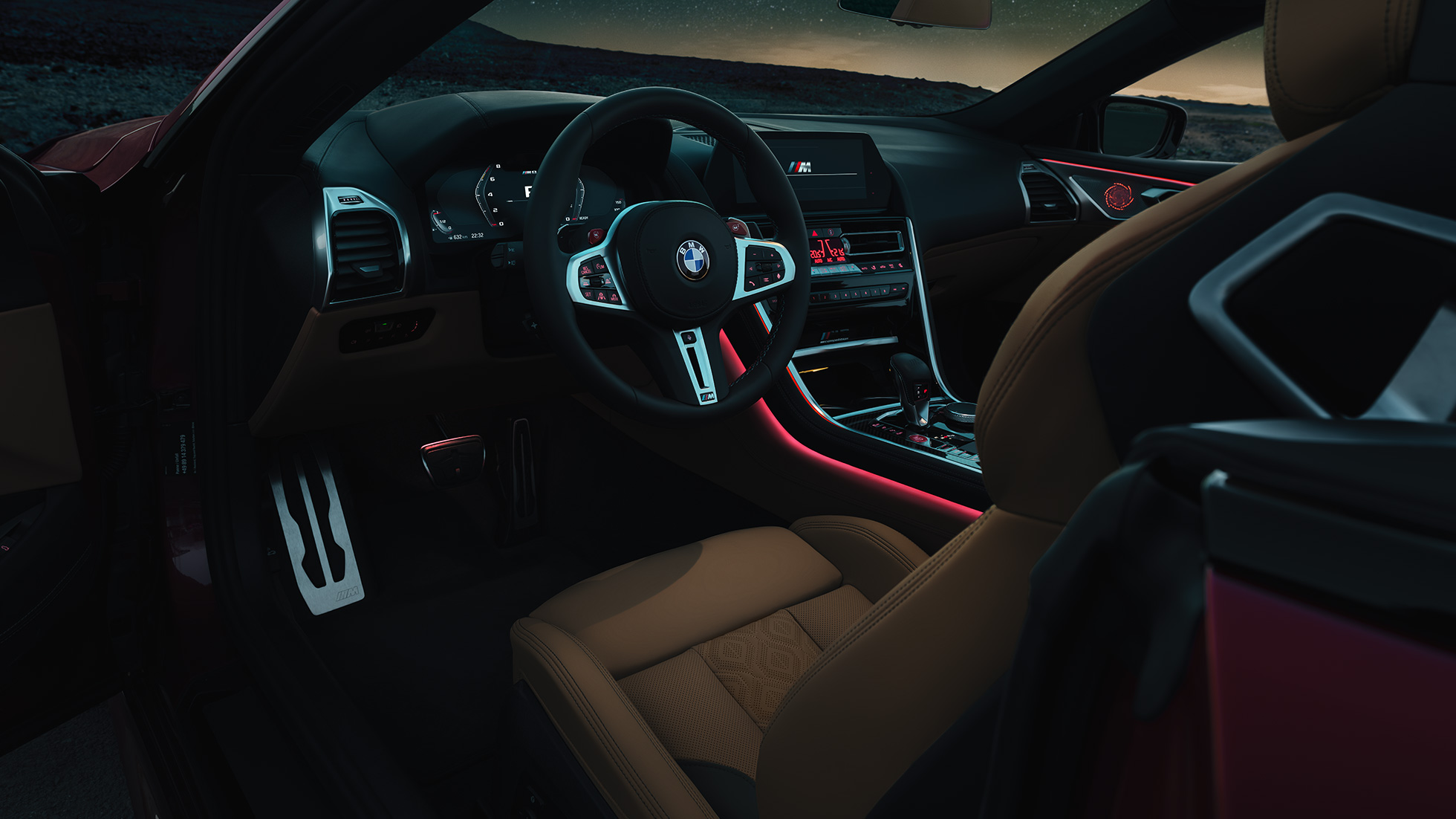 BMW M8 Competition Кабриолет, кокпит BMW M8 Competition Кабриолет, кокпит през нощта с М кожен волан и червено вътрешно осветление.