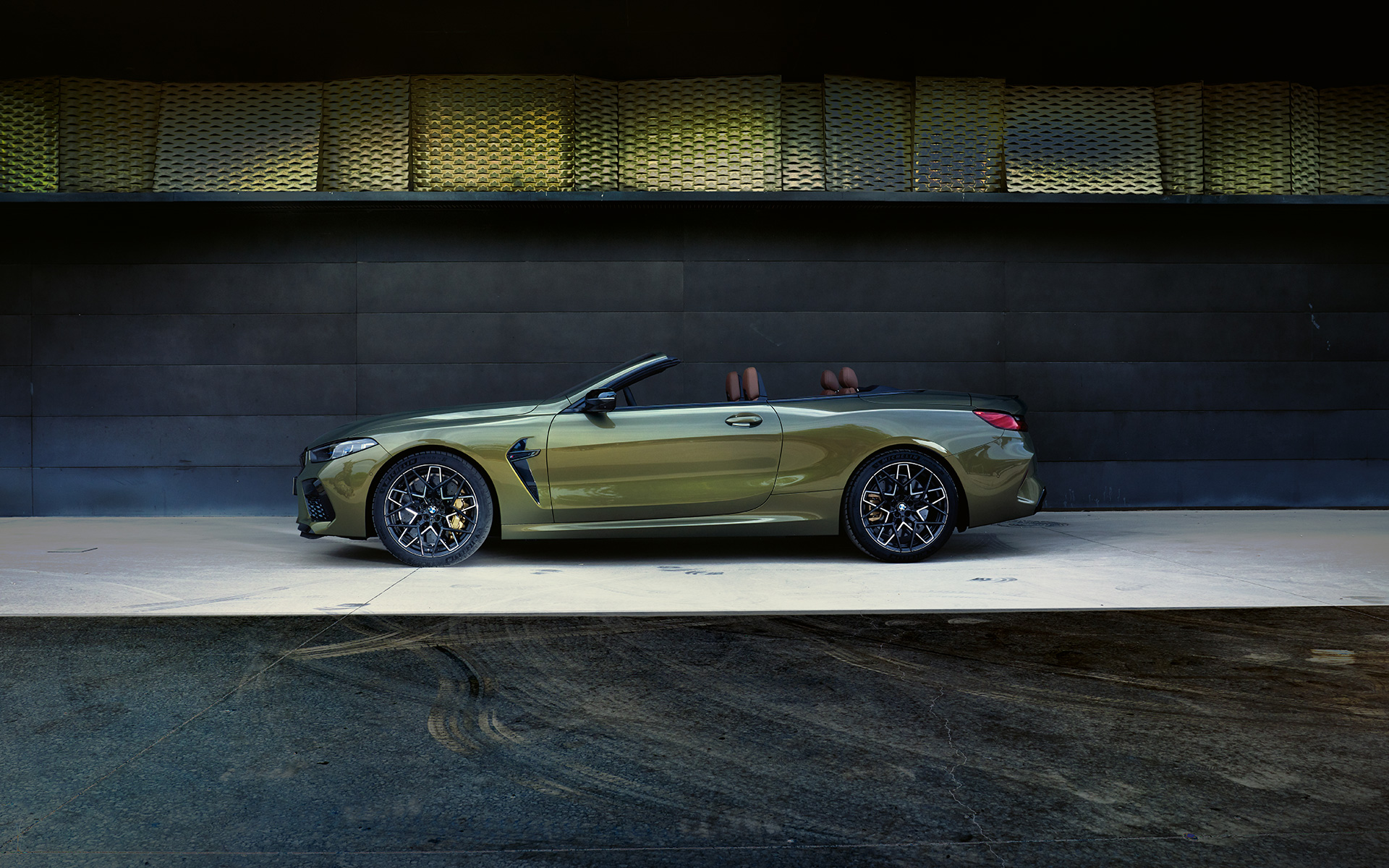 Изглед отстрани на сцена BMW M8 Competition Кабриолет F91 Facelift 2022 BMW M8 Competition Кабриолет F91 LCI фейслифт 2022 BMW Individual Brass metallic изглед отстрани на подиум