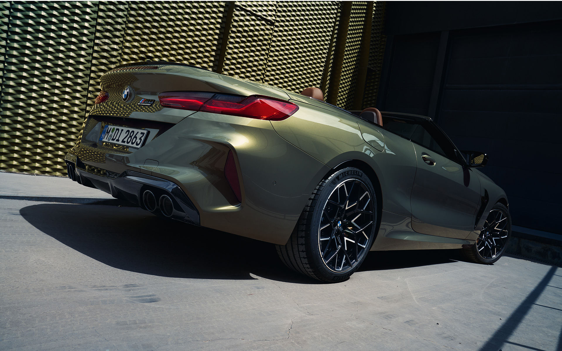 Три-четвърти изглед отстрани BMW M8 Competition Кабриолет F91 LCI фейслифт 2022 BMW M8 Competition Кабриолет F91 LCI фейслифт 2022 BMW Individual Brass metallic три-четвърти изглед отстрани от ниска гледна точка