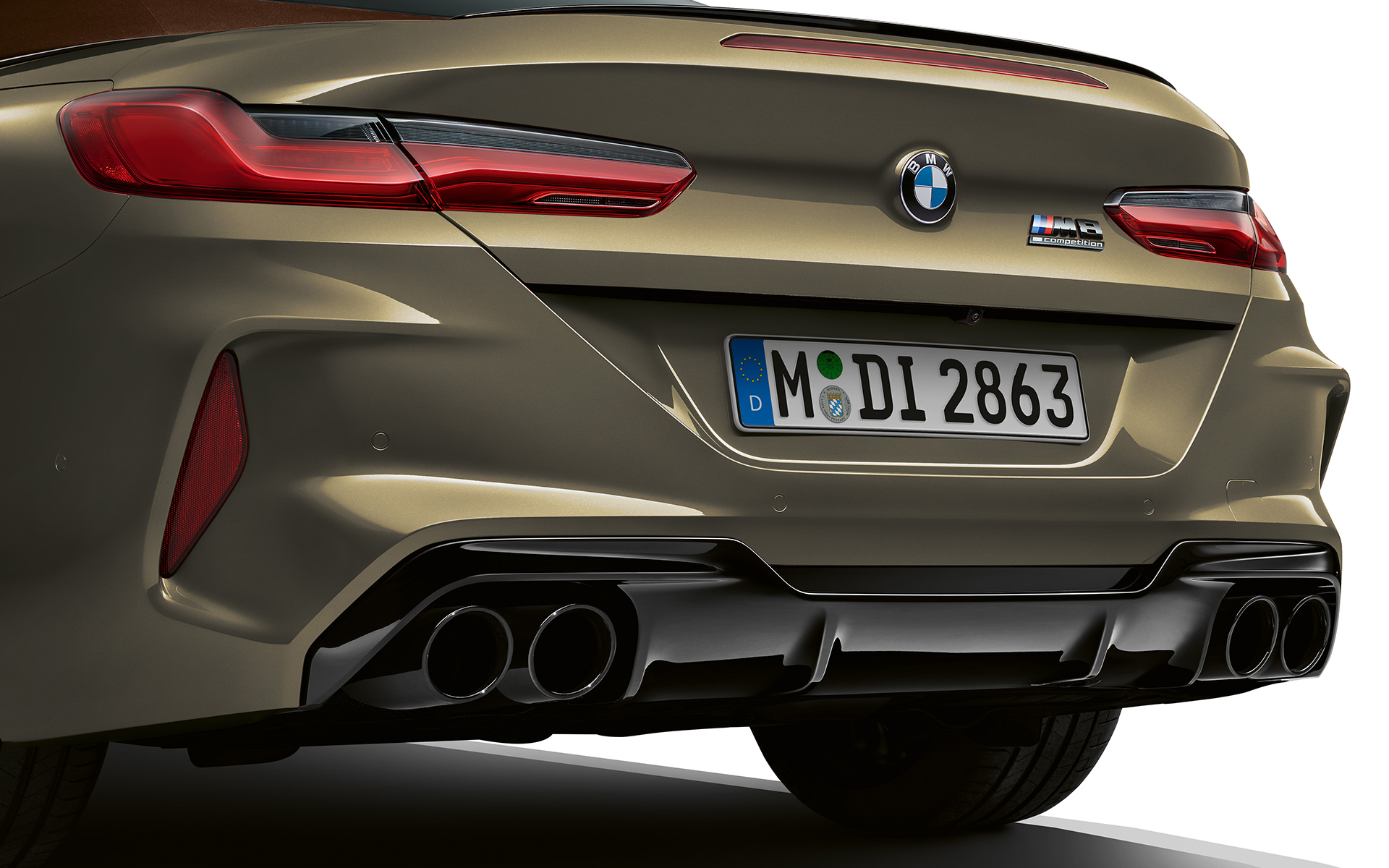 Изглед отзад BMW M8 Competition Кабриолет F91 LCI фейслифт 2022 BMW M8 Competition Кабриолет F91 LCI фейслифт 2022 BMW Individual Brass metallic изглед отзад снимка отблизо