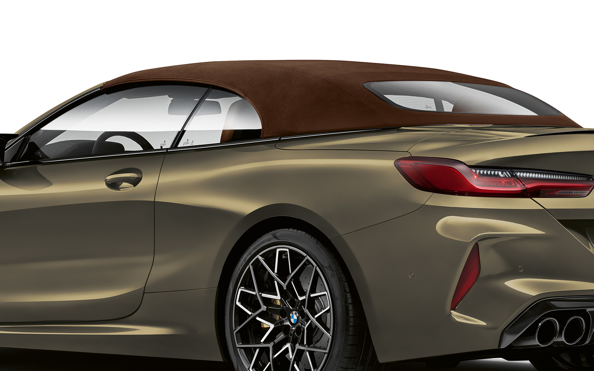 Три-четвърти изглед отзад BMW M8 Competition Кабриолет F91 LCI фейслифт 2022 BMW M8 Competition Кабриолет F91 LCI фейслифт 2022 BMW Individual Brass metallic три четвърти изглед отзад
