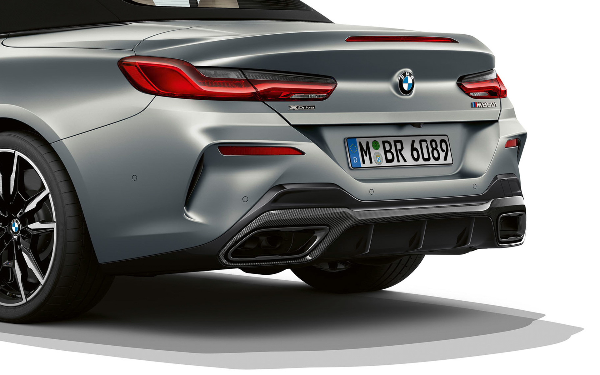 Три-четвърти изглед отзад задна броня BMW M850i xDrive Кабриолет G14 LCI Facelift 2022 BMW M850i xDrive Кабриолет G14 LCI Facelift 2022 BMW Individual Frozen Pure Grey metallic три-четвърти изглед отзад задна броня снимка отблизо