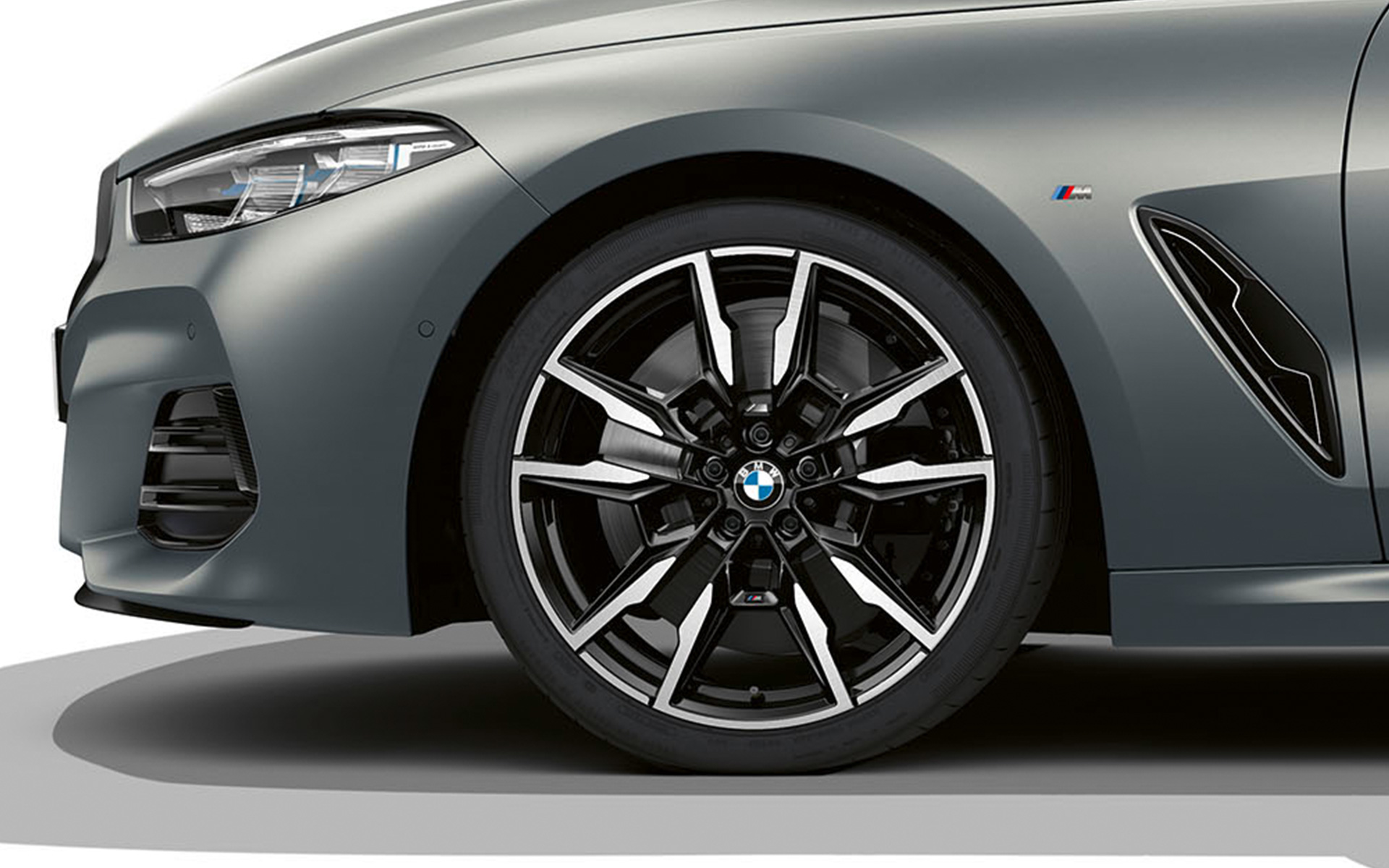 20-инчови М алуминиеви джанти с двойни спици 894 М BMW M850i xDrive Кабриолет G14 LCI Facelift 2022 BMW M850i xDrive Кабриолет G14 LCI Facelift 2022 BMW Individual Frozen Pure Grey metallic 20-инчови M алуминиеви джанти с двойни спици 894 М снимка отблизо