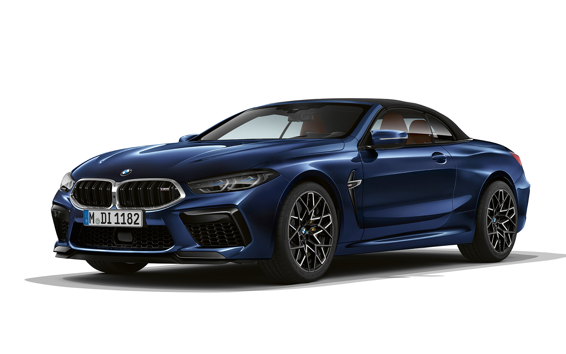 Три четвърти изглед отпред BMW M8 Кабриолет F91 LCI Facelift 2022 BMW M8 Кабриолет F91 LCI фейслифт 2022 BMW Individual Tanzanite Blue metallic три-четвърти изглед отпред