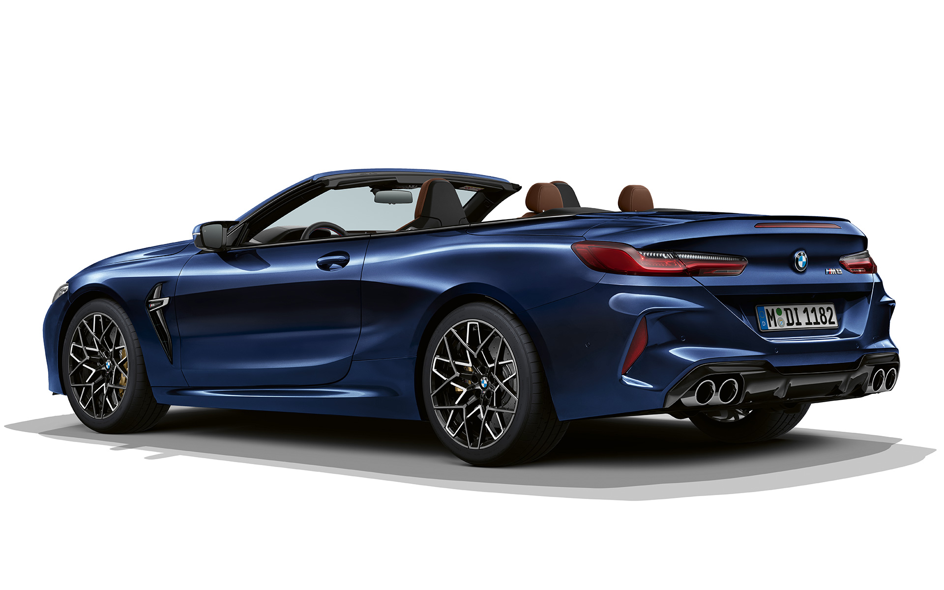 Три-четвърти изглед отзад BMW M8 Кабриолет F91 LCI фейслифт 2022 BMW M8 Кабриолет F91 LCI фейслифт 2022 BMW Individual Tanzanite Blue metallic три-четвърти изглед отзад