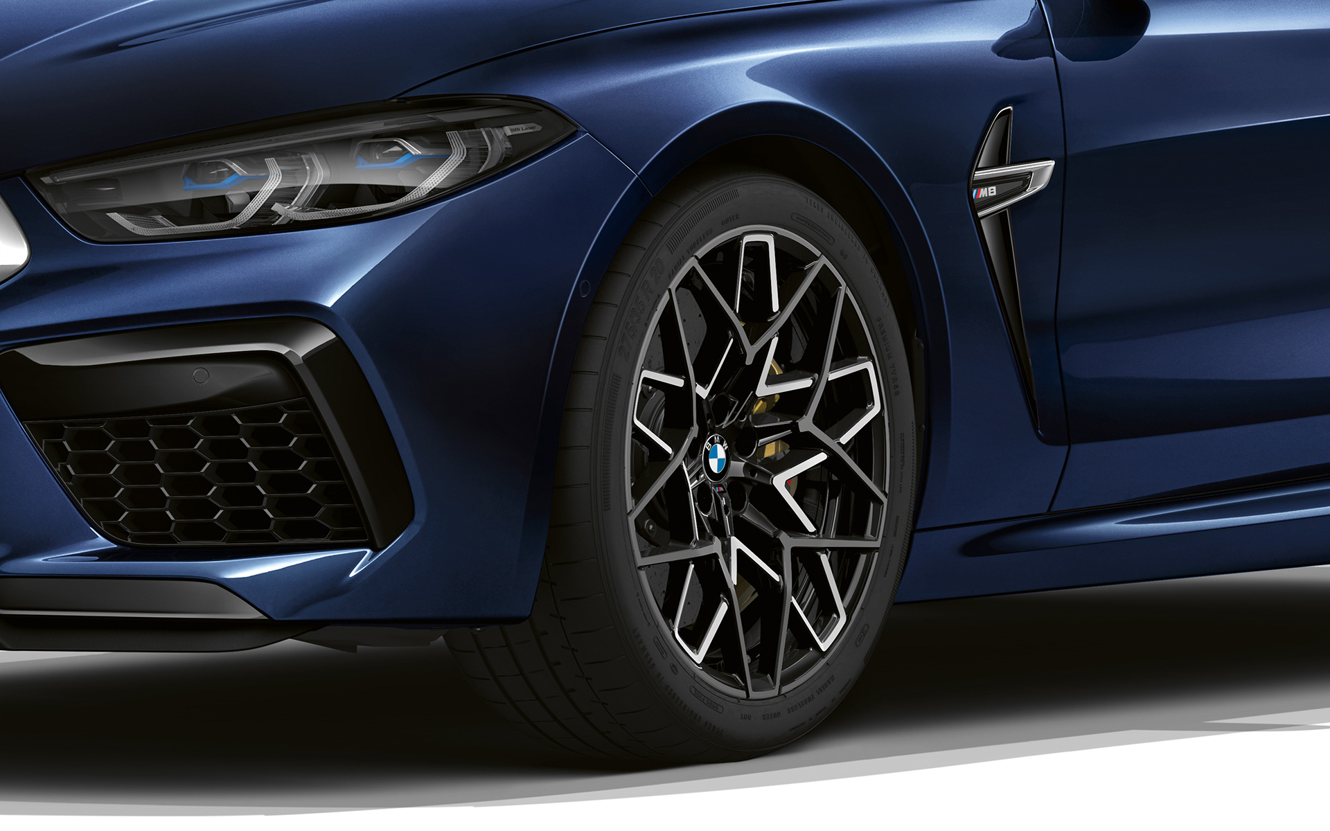 20-инчови М алуминиеви джанти със звездовидни спици 813 M Bicolor BMW M8 Кабриолет F91 LCI фейслифт 2022 BMW M8 Кабриолет F91 LCI фейслифт 2022 BMW Individual Tanzanite Blue metallic 20-инчови М алуминиеви джанти със звездовидни спици 813 M Bicolour снимка отблизо