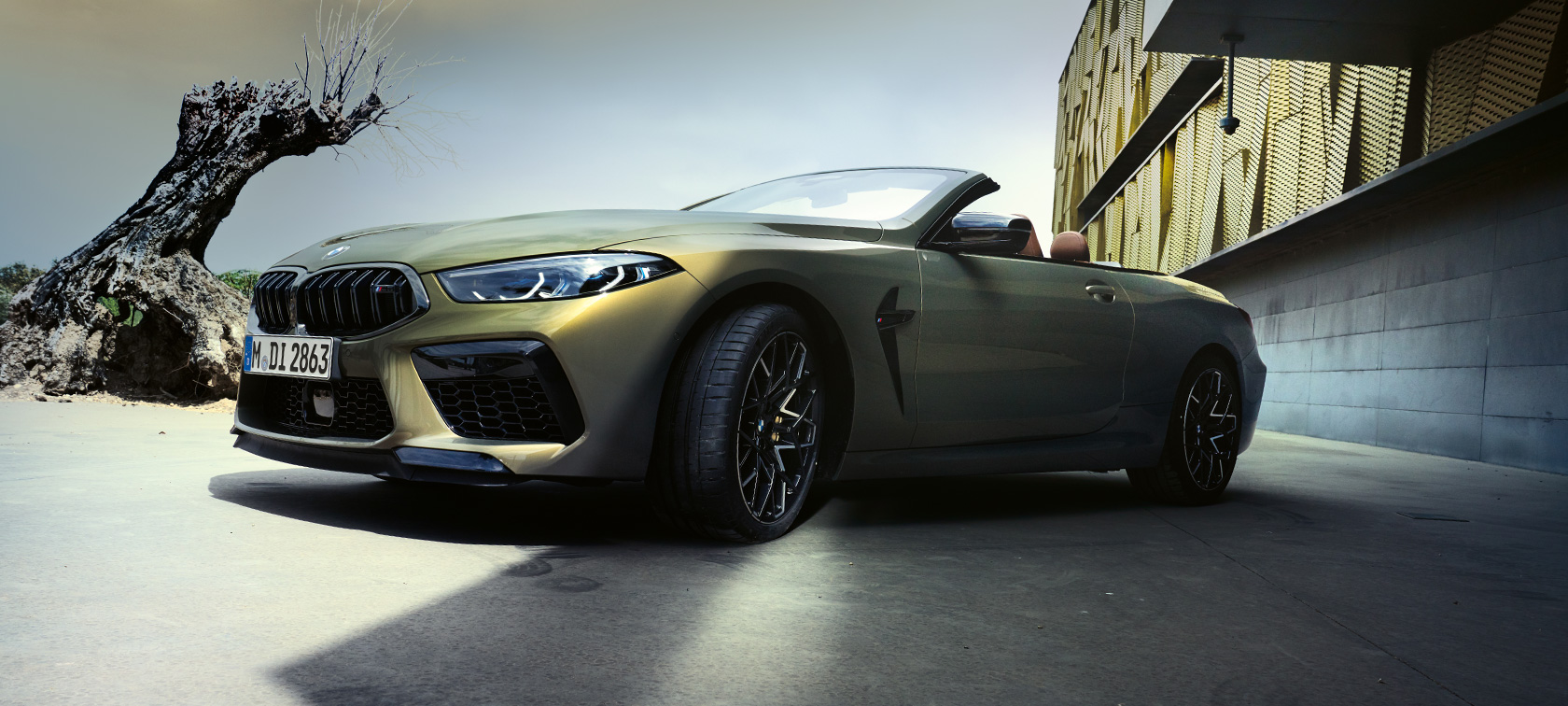 Три-четвърти изглед отпред BMW M8 Competition Кабриолет F91 LCI фейслифт 2022 BMW M8 Competition Кабриолет F91 LCI фейслифт 2022 BMW Individual Brass metallic три-четвърти изглед отпред от ниска гледна точка