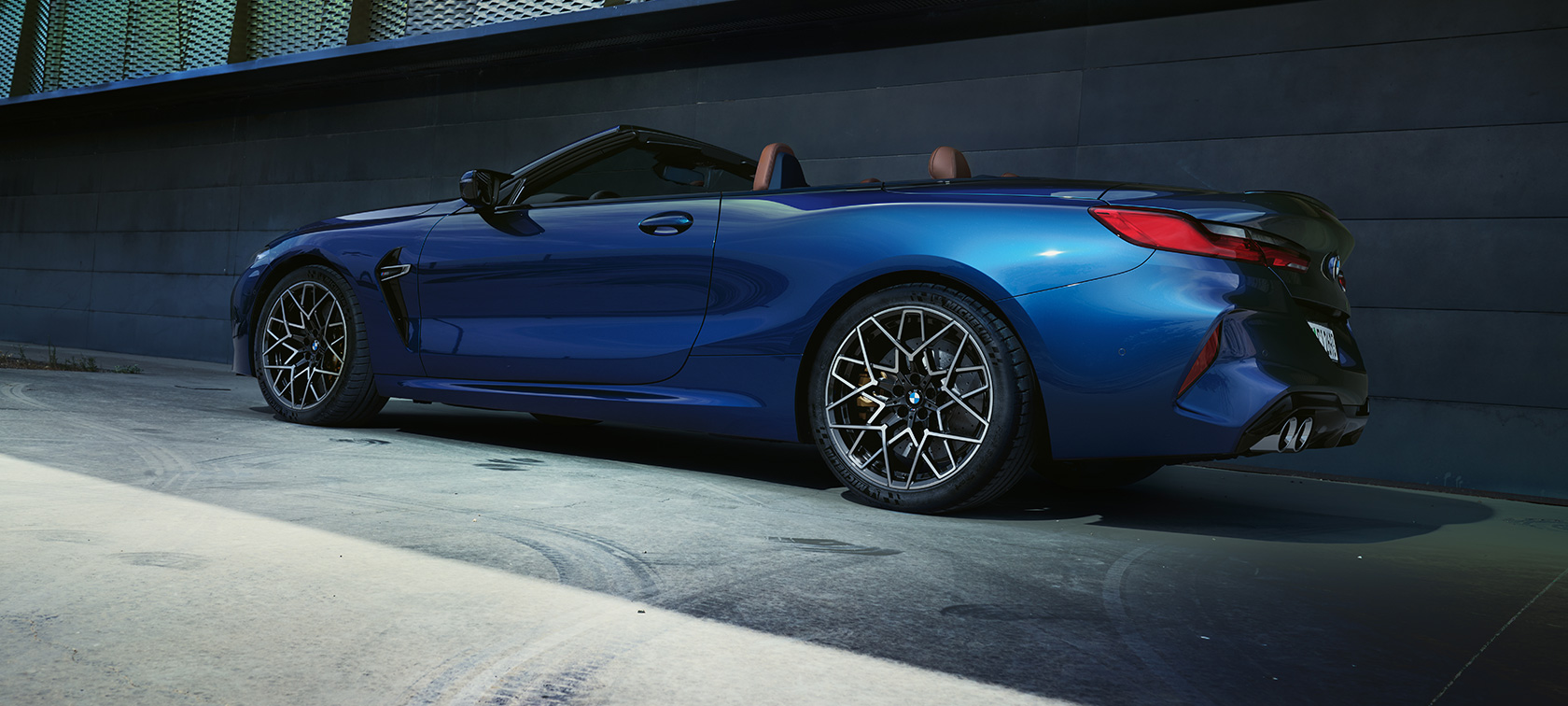 Три-четвърти изглед отзад BMW M8 Кабриолет F91 LCI фейслифт 2022 BMW M8 Кабриолет F91 LCI фейслифт 2022 BMW Individual Tanzanite Blue metallic три-четвърти изглед отзад