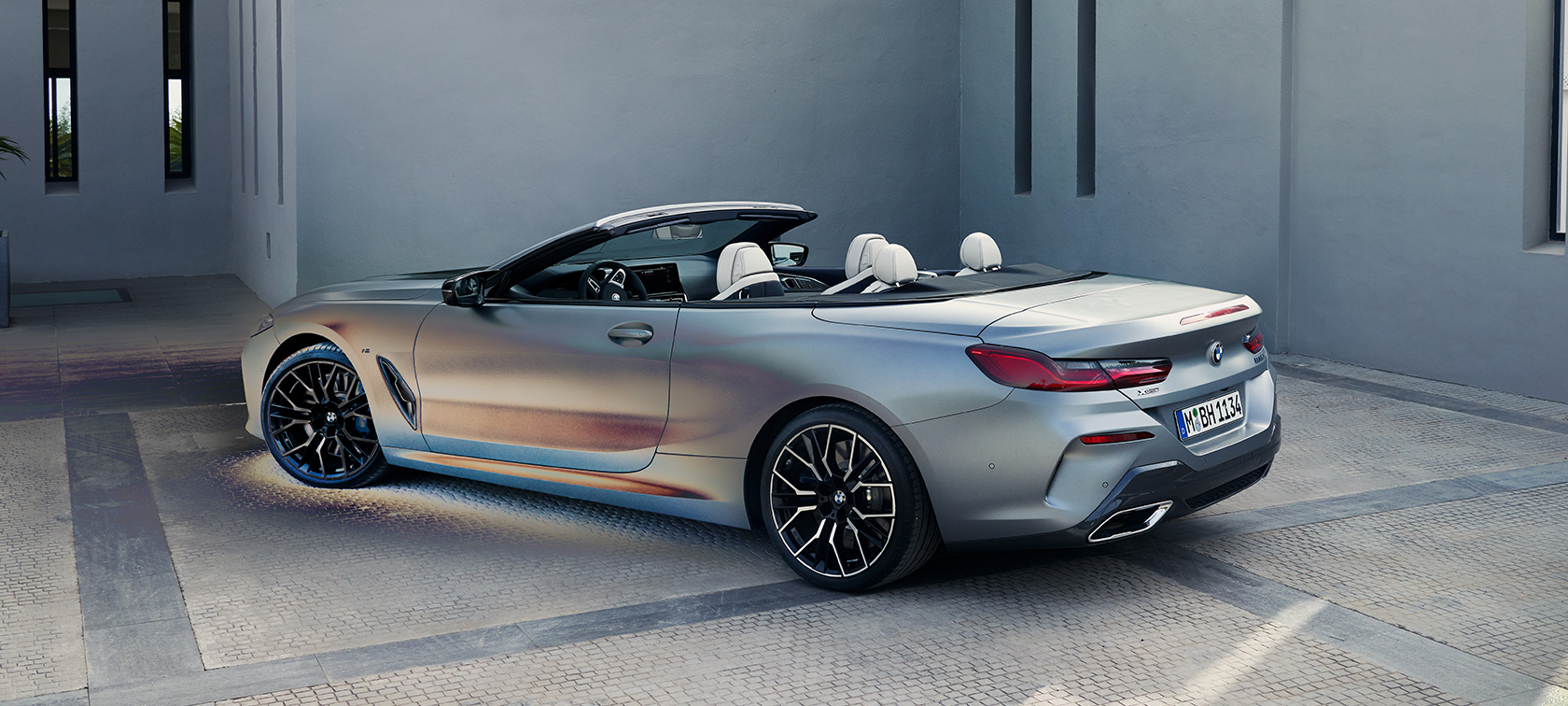 Три-четвърти изглед отзад BMW M850i xDrive Кабриолет G14 LCI Facelift 2022 BMW Серия 8 Кабриолет G14 LCI фейслифт 2022 BMW Individual Frozen Pure Grey metallic три-четвърти изглед отзад в покой