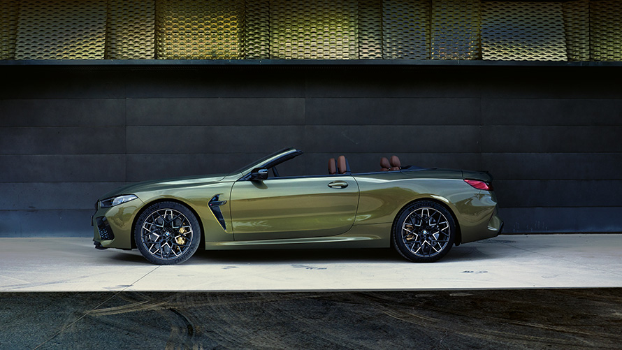 Технически данни BMW M8 Competition Кабриолет F91 LCI фейслифт 2022 BMW M8 Competition Кабриолет F91 LCI фейслифт 2022 BMW Individual Brass metallic изглед отстрани на подиум Технически данни