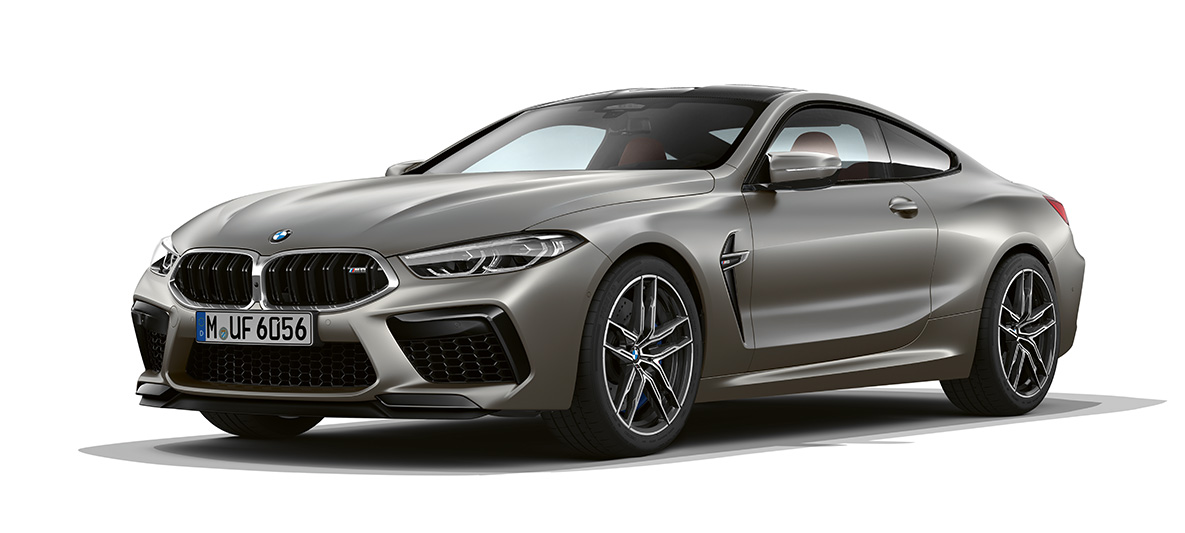 BMW M8 Купе, три четвърти изглед отпред. BMW M8 Купе във Frozen Dark Silver, три четвърти изглед отпред.