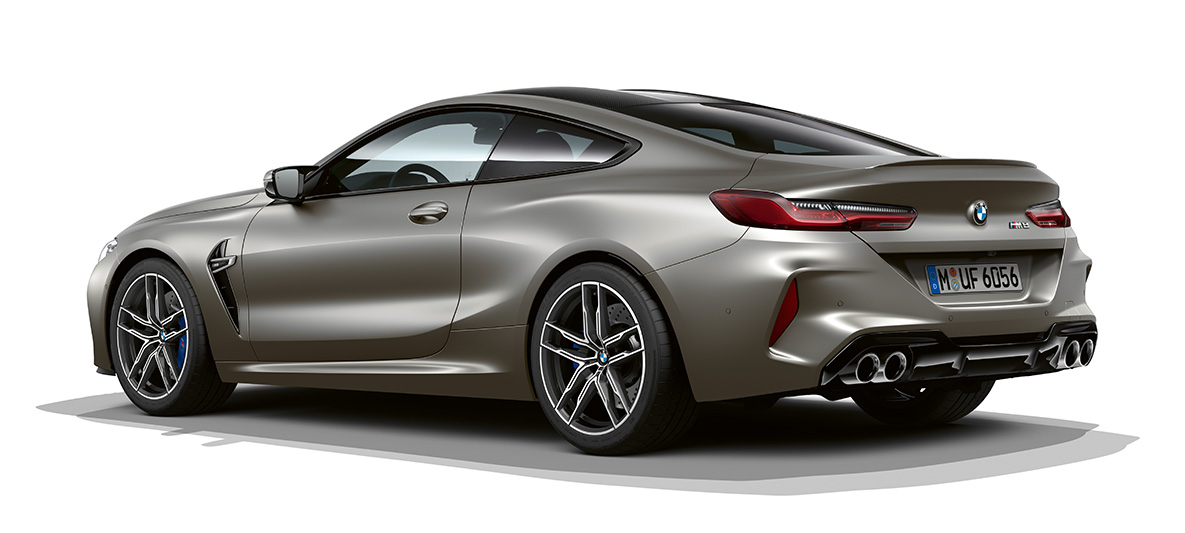 BMW M8 Купе, три четвърти изглед отзад. BMW M8 Купе във Frozen Dark Silver, три четвърти изглед отзад.