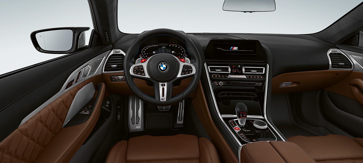 BMW M8 Купе, кокпит. BMW M8 Купе, кокпит с М кожен волан с червени бутони М1/М2.