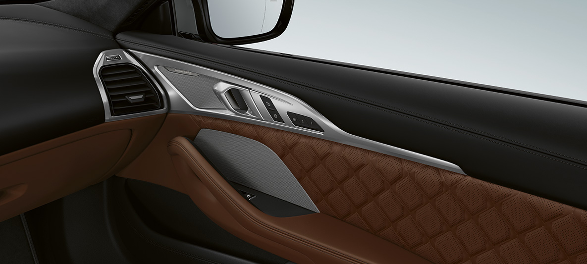 Озвучителна система Bowers & Wilkins Diamond Surround Sound. BMW M8 Купе, интериор с озвучителна система Bowers & Wilkins Diamond Surround Sound.