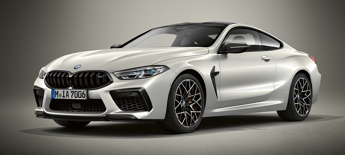 BMW Individual M8 Купе в цвят BMW Individual Brilliant White metallic. BMW Individual M8 Купе в цвят BMW Individual Brilliant White metallic, три четвърти изглед отпред.