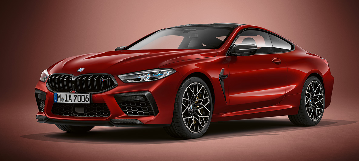 BMW Individual M8 Купе в цвят BMW Individual Aventurine Red metallic. BMW Individual M8 Купе в цвят BMW Individual Aventurine Red metallic, три четвърти изглед отпред.