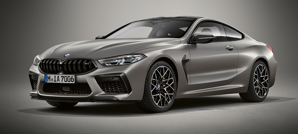 BMW Individual M8 Купе в цвят BMW Individual Frozen Dark Silver metallic. BMW Individual M8 Купе в цвят BMW Individual Frozen Dark Silver metallic, три четвърти изглед отпред.