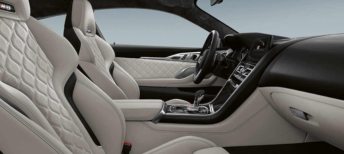 Пълна кожена тапицерия 'Merino' | Silverstone и интериорни лайстни BMW Individual Piano Finish Black. BMW Individual M8 Купе, интериор с пълна кожена тапицерия 'Merino' | Silverstone и интериорни лайстни BMW Individual Piano Finish Black.