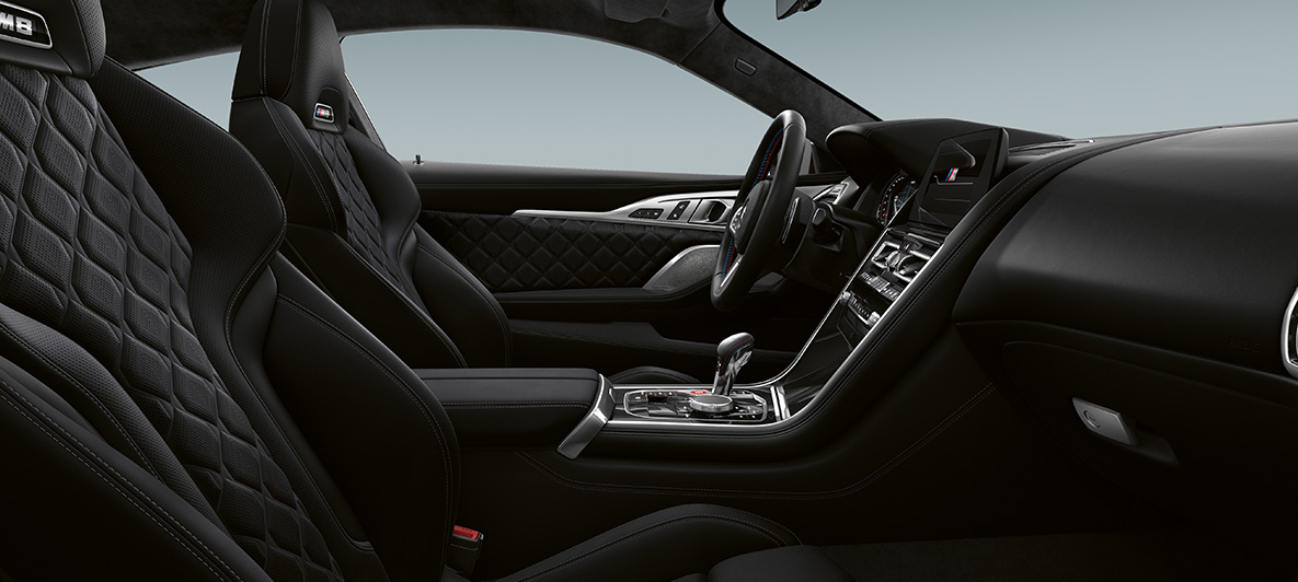 Пълна кожена тапицерия 'Merino' | Black и интериорни лайстни BMW Individual Piano Finish Black. BMW Individual M8 Купе, интериор с пълна кожена тапицерия 'Merino' | Black и интериорни лайстни BMW Individual Piano Finish Black.