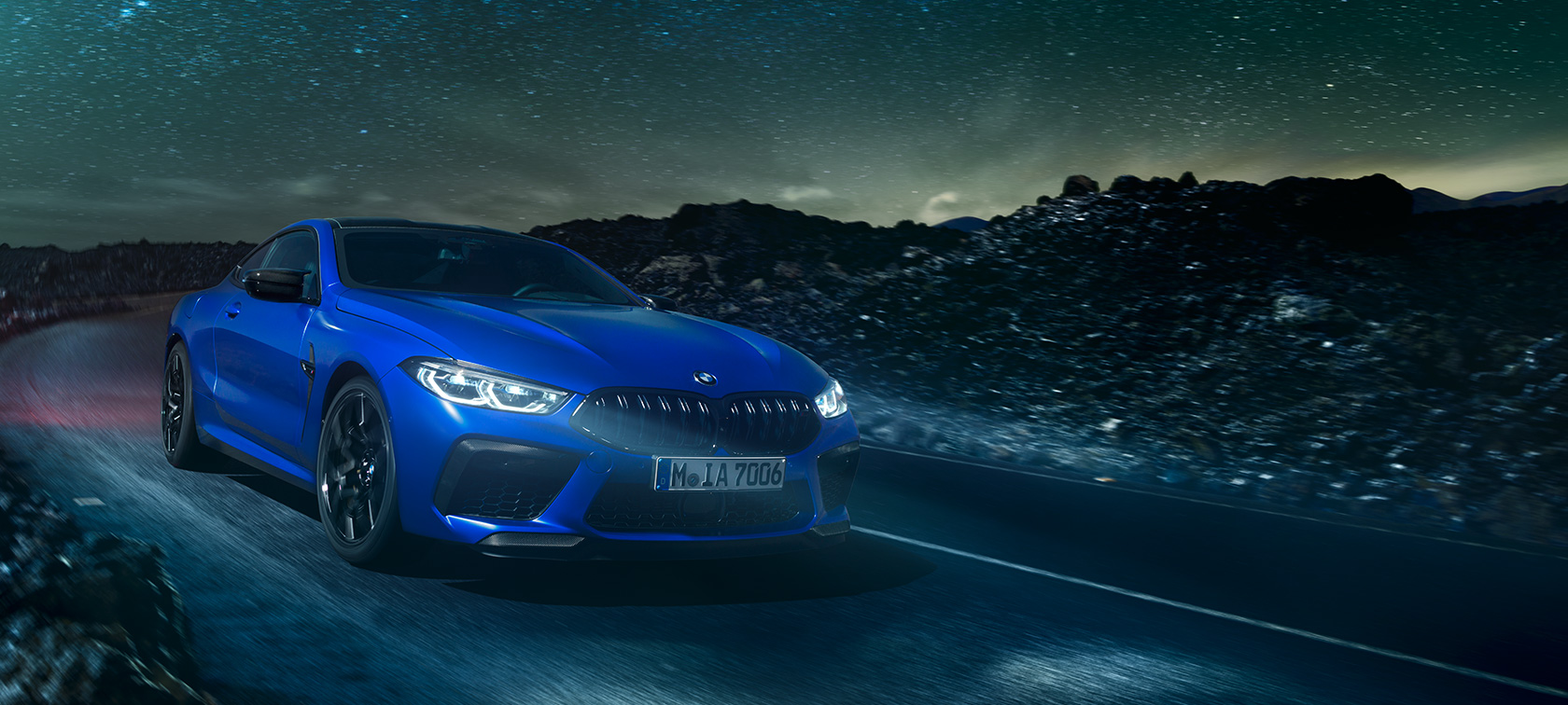 BMW M8 Competition Купе. Първото BMW M8 Competition Купе в цвят Marina Bay Blue metallic, три четвърти изглед отпред.