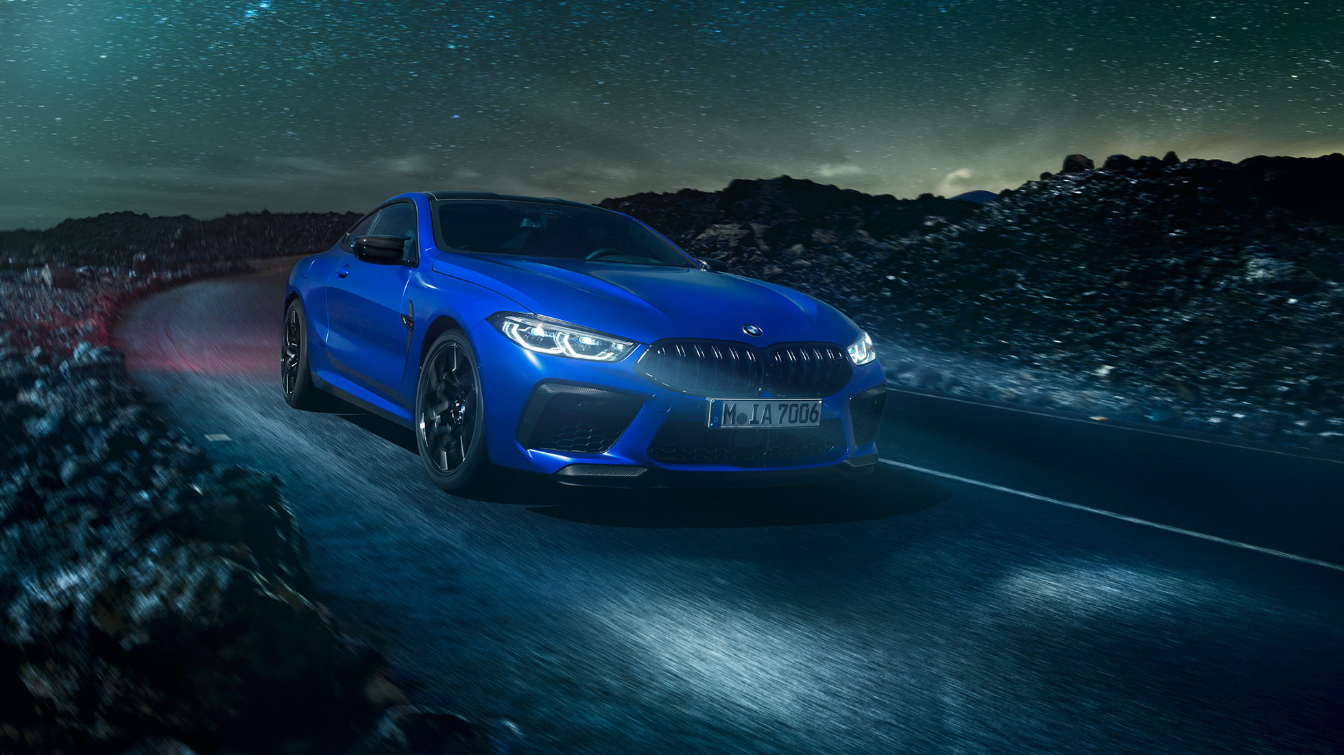 BMW M8 Competition Купе. Първото BMW M8 Competition Купе в цвят Marina Bay Blue metallic, три четвърти изглед отпред.