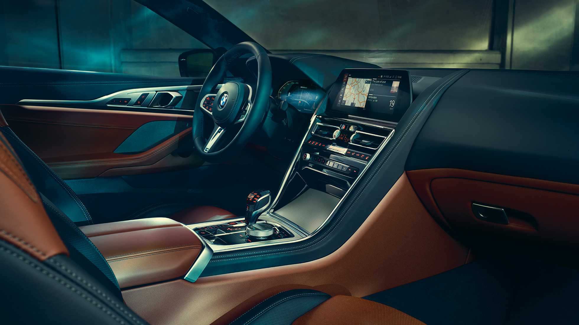 BMW M850i xDrive Купе, кокпит. BMW M850i xDrive Купе, кокпит с BMW Live Cockpit Professional и М кожен волан.