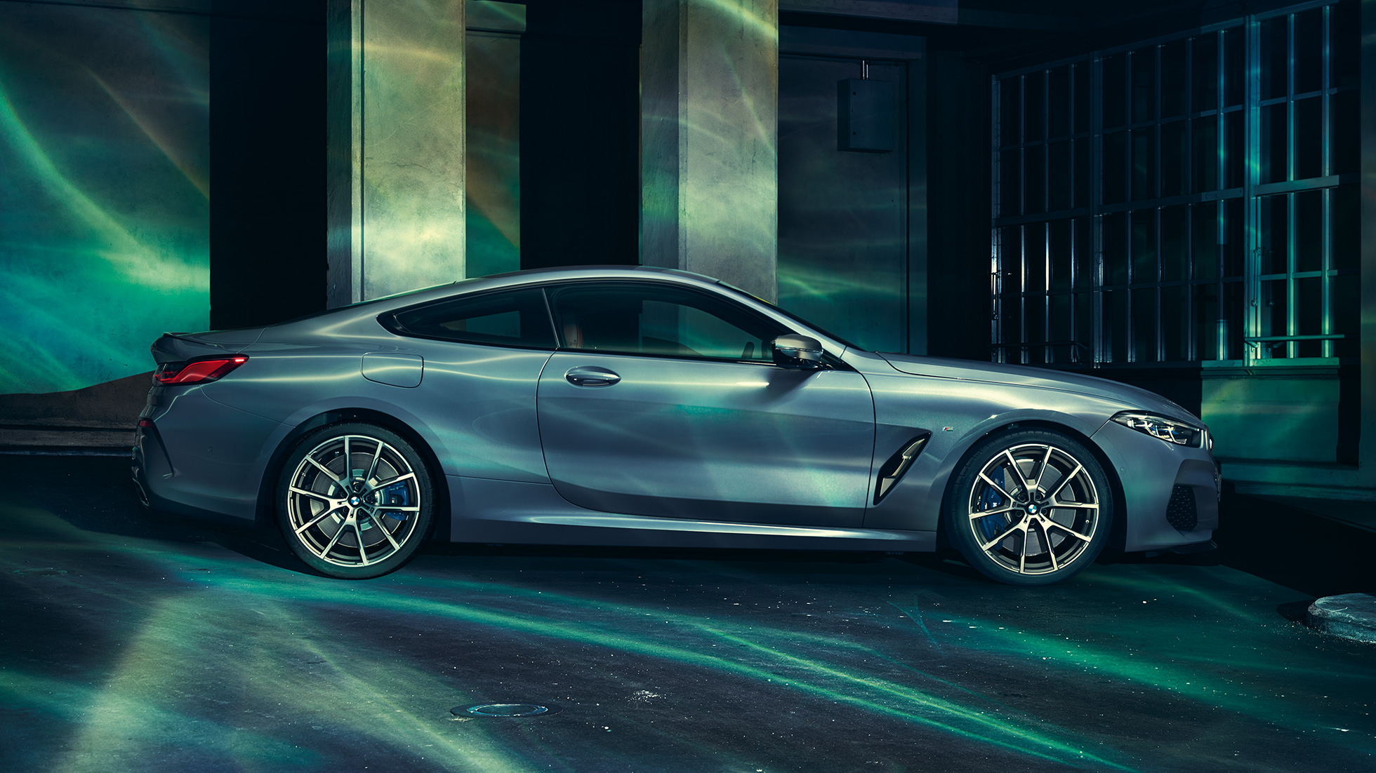 BMW M850i xDrive Купе в Barcelona Blue metallic, изглед отстрани. BMW M850i xDrive Купе в Barcelona Blue metallic, изглед отстрани, в покой пред сграда.