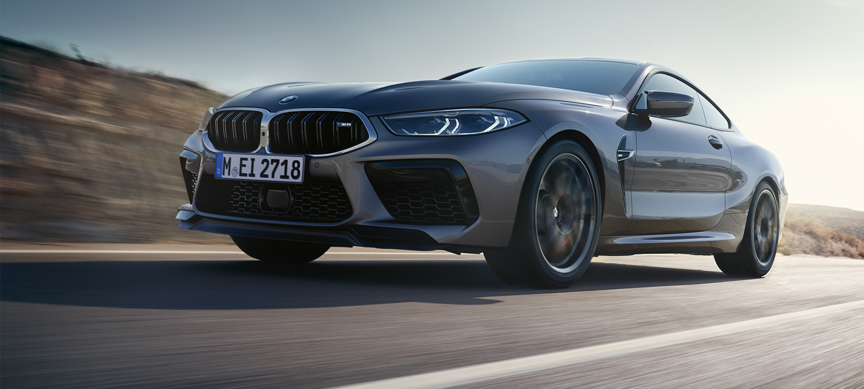 BMW M8 Купе F92 LCI LCI 2022 три четвърти изглед отстрани в движение BMW M8 Купе F92 LCI Facelift 2022 Skyscraper Grey metallic три четвърти изглед отстрани в движение от ниска гледна точка