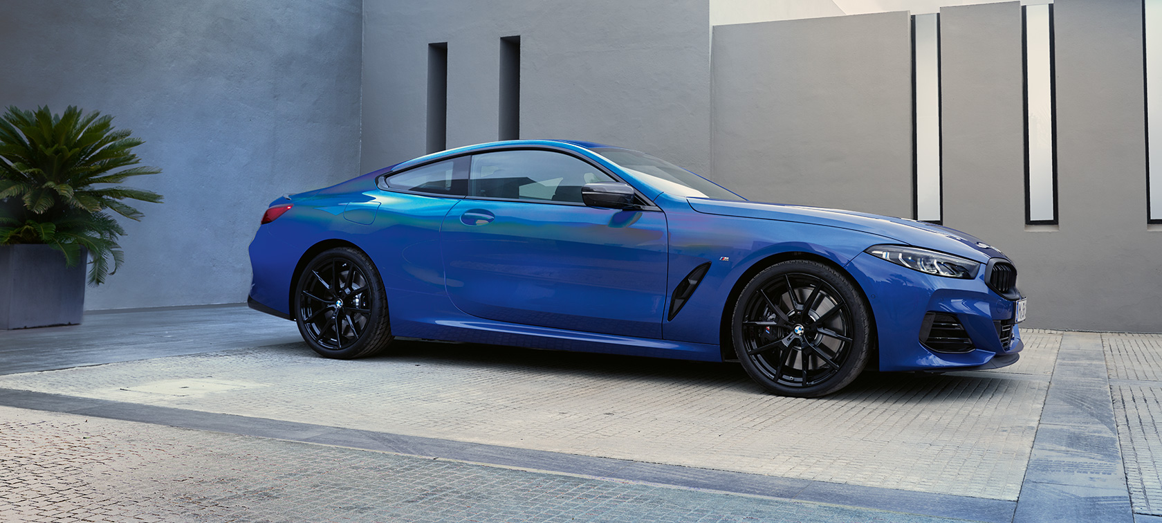 Изглед отстрани BMW M850i xDrive Купе G15 LCI Facelift 2022 BMW M850i xDrive Купе G15 LCI Facelift 2022 M Portimao Blue metallic изглед отстрани в покой