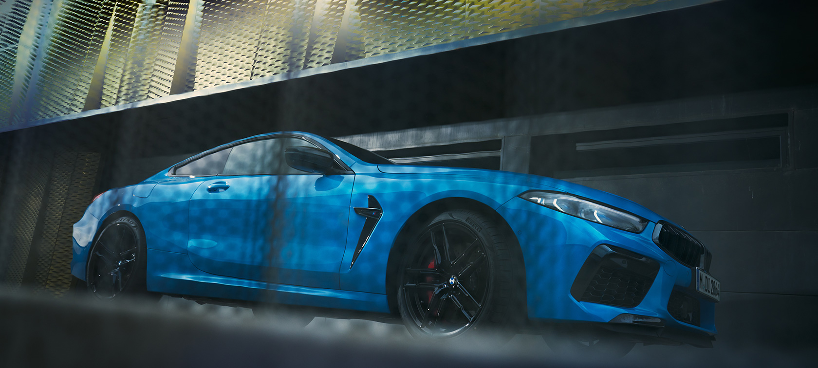 BMW M8 Competition Coupé F92 LCI фейслифт 2022 изглед отстрани пред сграда от ниска гледна точка BMW M8 Competition Coupé F92 LCI фейслифт 2022 BMW Individual Daytona Beach Blue uni изглед отстрани пред сграда от ниска гледна точка