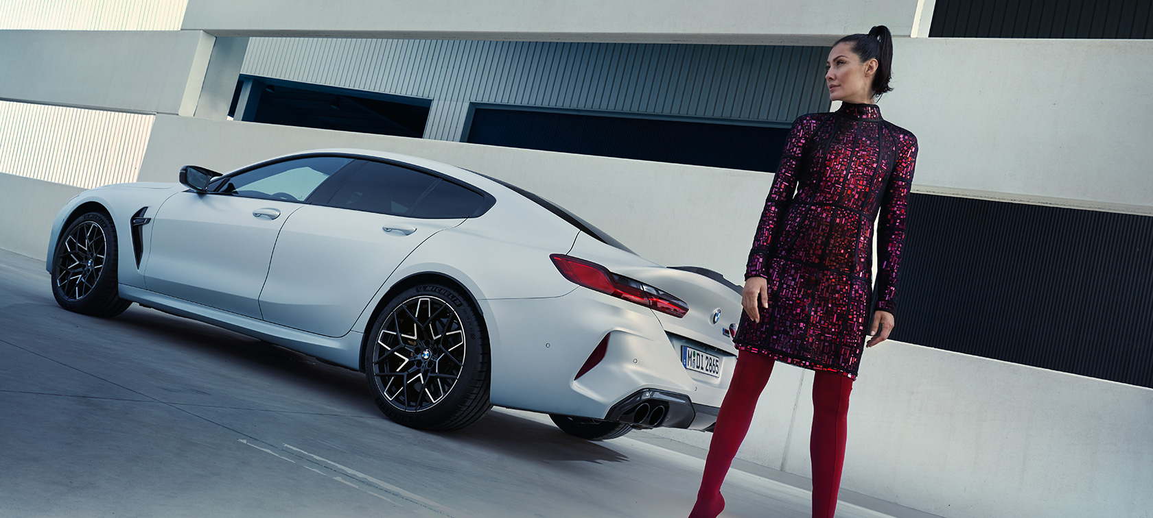 Три четвърти изглед отзад BMW M8 Competition Гран Купе F93 LCI 2022 BMW M8 Competition Гран Купе F93 LCI Facelift 2022 BMW Individual Frozen Brilliant White metallic три четвърти изглед отзад с модел до автомобила