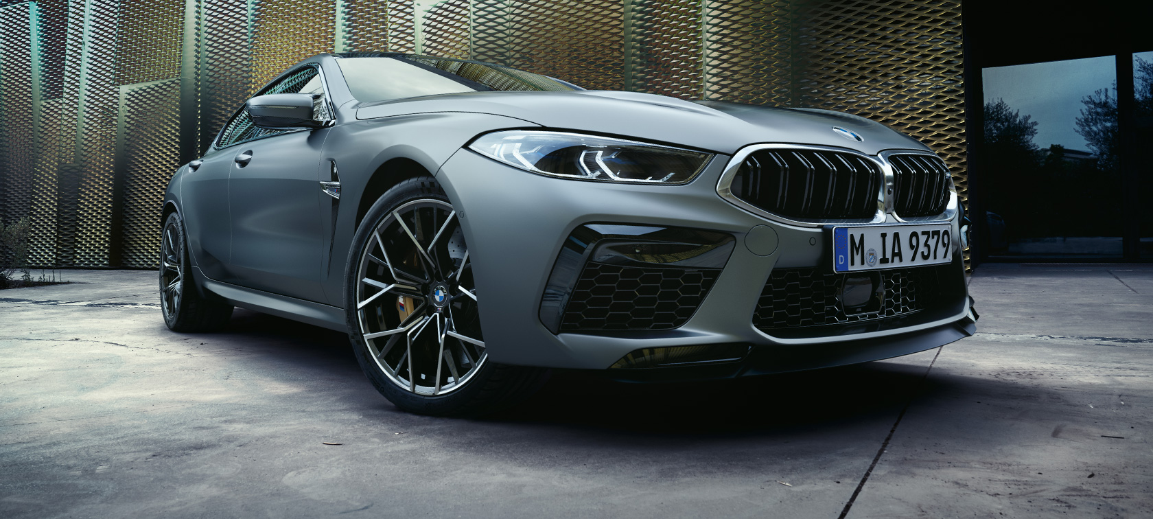Три четвърти изглед отпред BMW M8 Гран Купе F93 LCI Facelift 2022 BMW M8 Гран Купе F93 LCI Facelift 2022 BMW Individual Frozen Pure Grey metallic три четвърти изглед отпред от ниска гледна точка