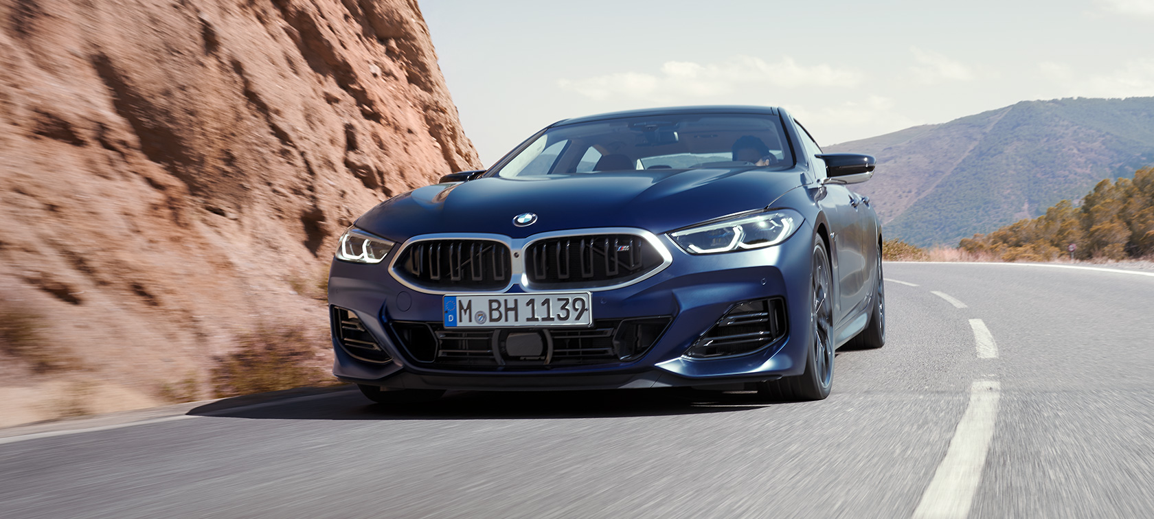 Три четвърти изглед отпред в движение BMW M850i xDrive Гран Купе G16 LC Facelift 2022 BMW M850i xDrive Гран Купе G16 LCI Facelift 2022 BMW Individual Frozen Tansanite Blue metallic три четвърти изглед отпред в движение в завой