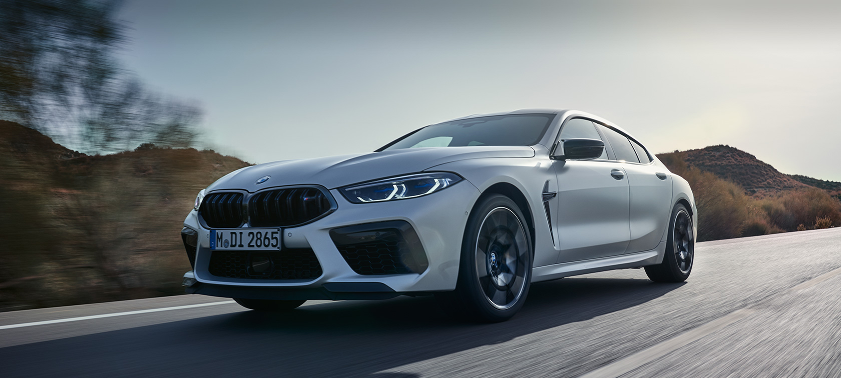 BMW M8 Competition Гран Купе F93 LCI Facelift 2022 BMW Individual Frozen Brilliant White metallic три четвърти изглед отпред в движение