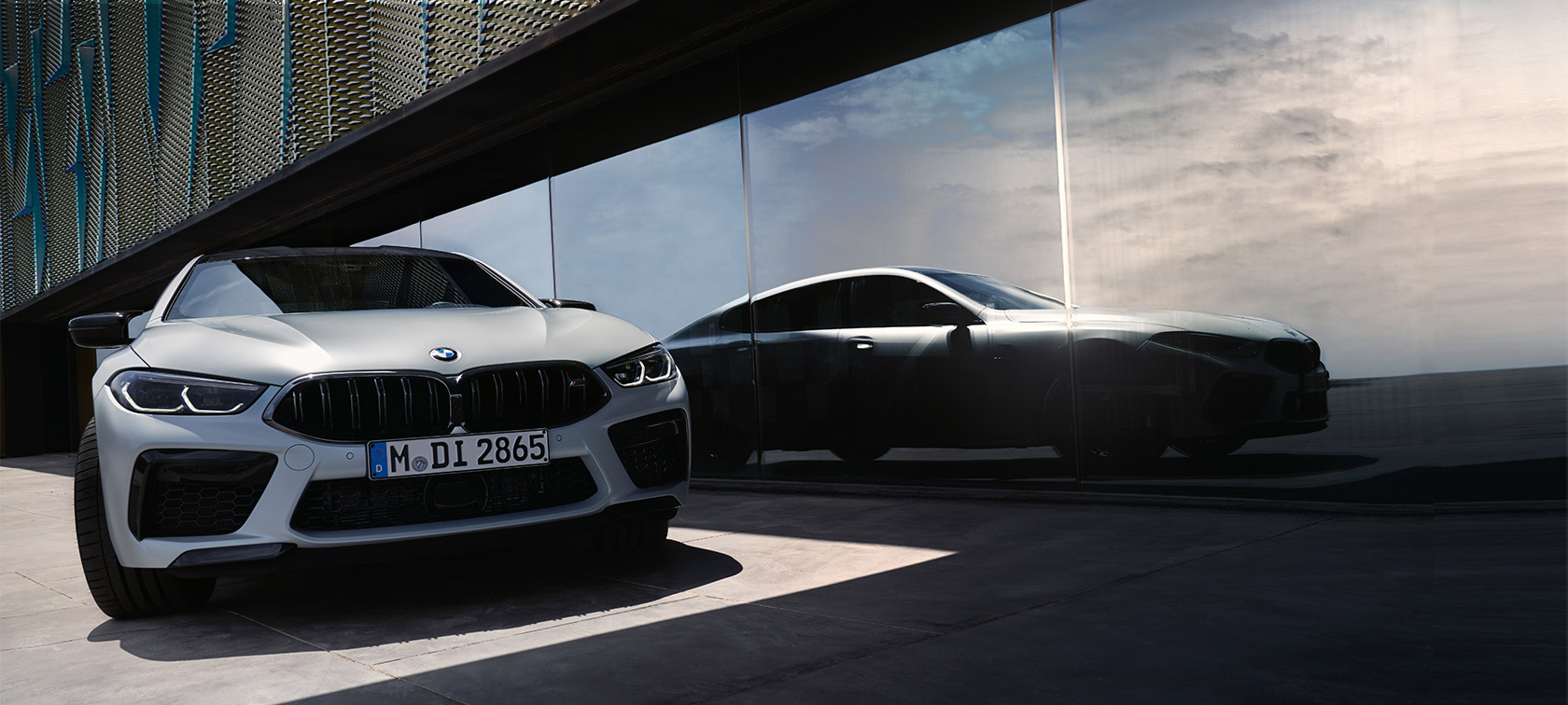 Изглед отпред BMW M8 Competition Гран Купе F93 LCI Facelift 2022 BMW M8 Competition Гран Купе F93 LCI Facelift 2022 BMW Individual BMW Individual Frozen Brilliant White metallic изглед отпред с отражение на силует в прозореца