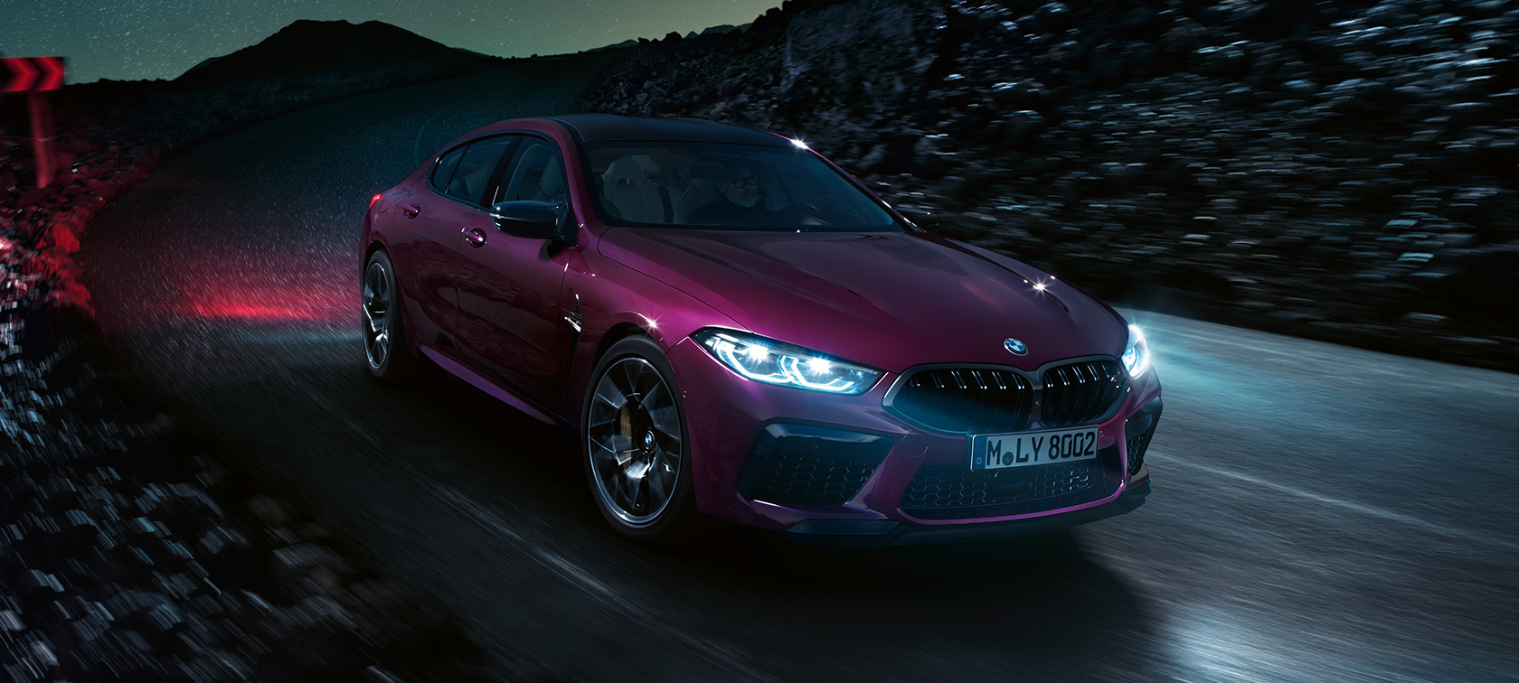 BMW M8 Competition Гран Купе, три четвърти изглед отпред BMW M8 Competition Гран Купе F93 2020 BMW Individual Ametrin metallic, в движение през нощта, три четвърти изглед отпред