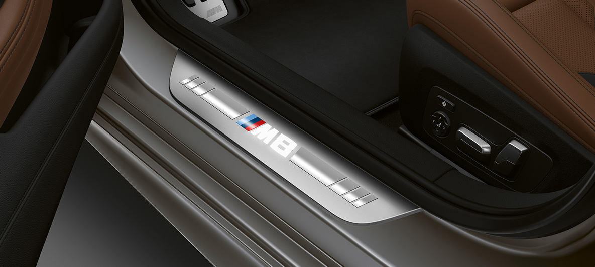 Лайстни на праговете BMW M8 Гран Купе Лайстни на праговете с надпис М8 BMW M8 Гран Купе F93 2020 интериор