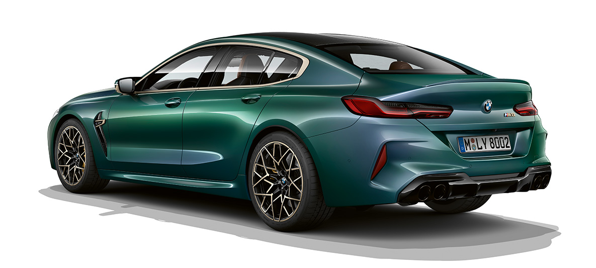 BMW M8 Гран Купе First Edition, три четвърти изглед отзад BMW M8 Гран Купе First Edition F93 2020 BMW Individual Aurora Diamond Green metallic, три четвърти изглед отзад