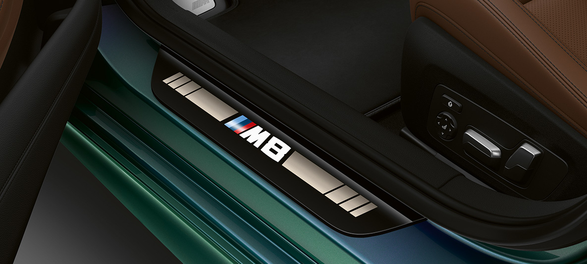 Лайстна на прага BMW M8 Гран Купе First Edition Лайстна на прага с означение М8 BMW M8 Гран Купе First Edition F93 2020 BMW Individual Aurora Diamond Green metallic, интериор