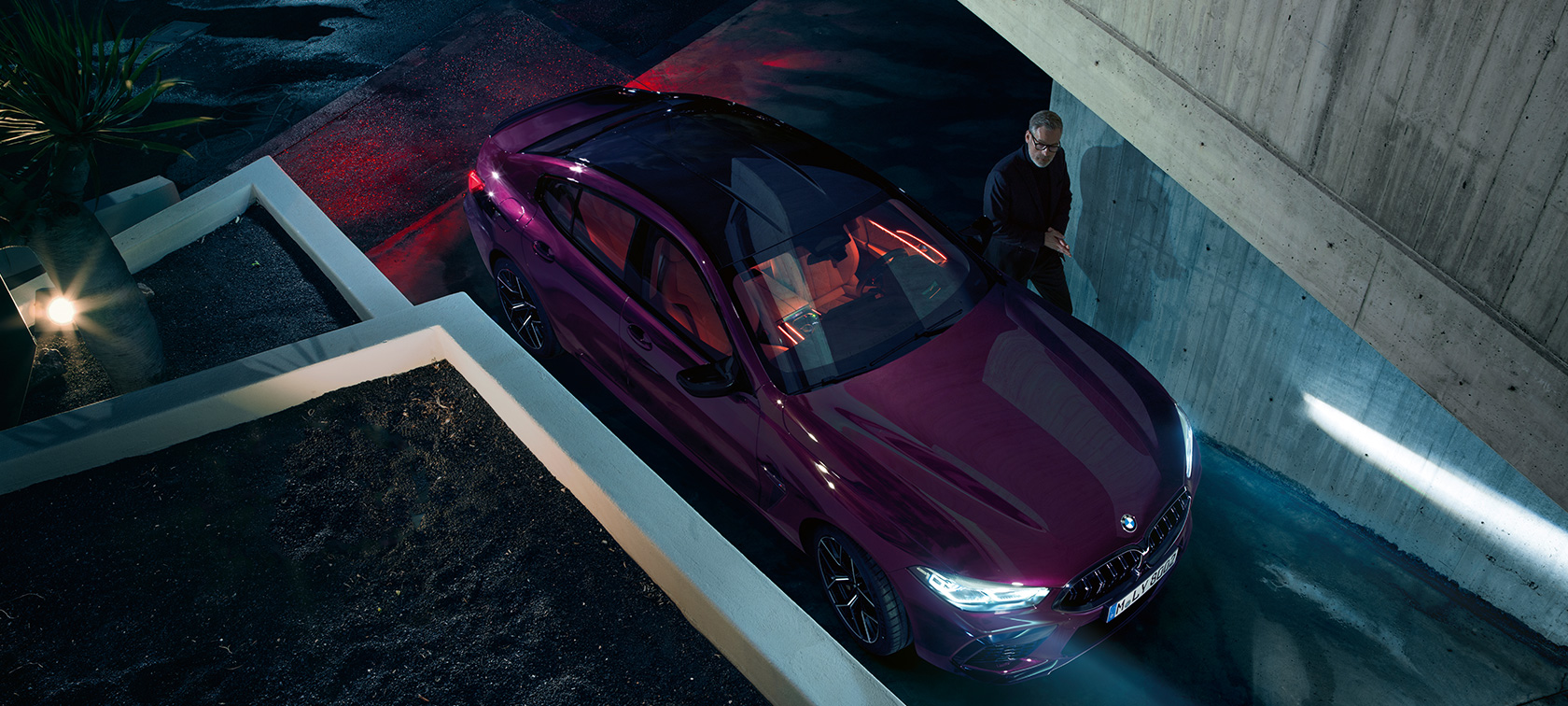 BMW M8 Competition Гран Купе от перспектива птичи поглед BMW M8 Competition Гран Купе F93 2020 BMW Individual Ametrine metallic, в покой пред сграда от перспектива птичи поглед