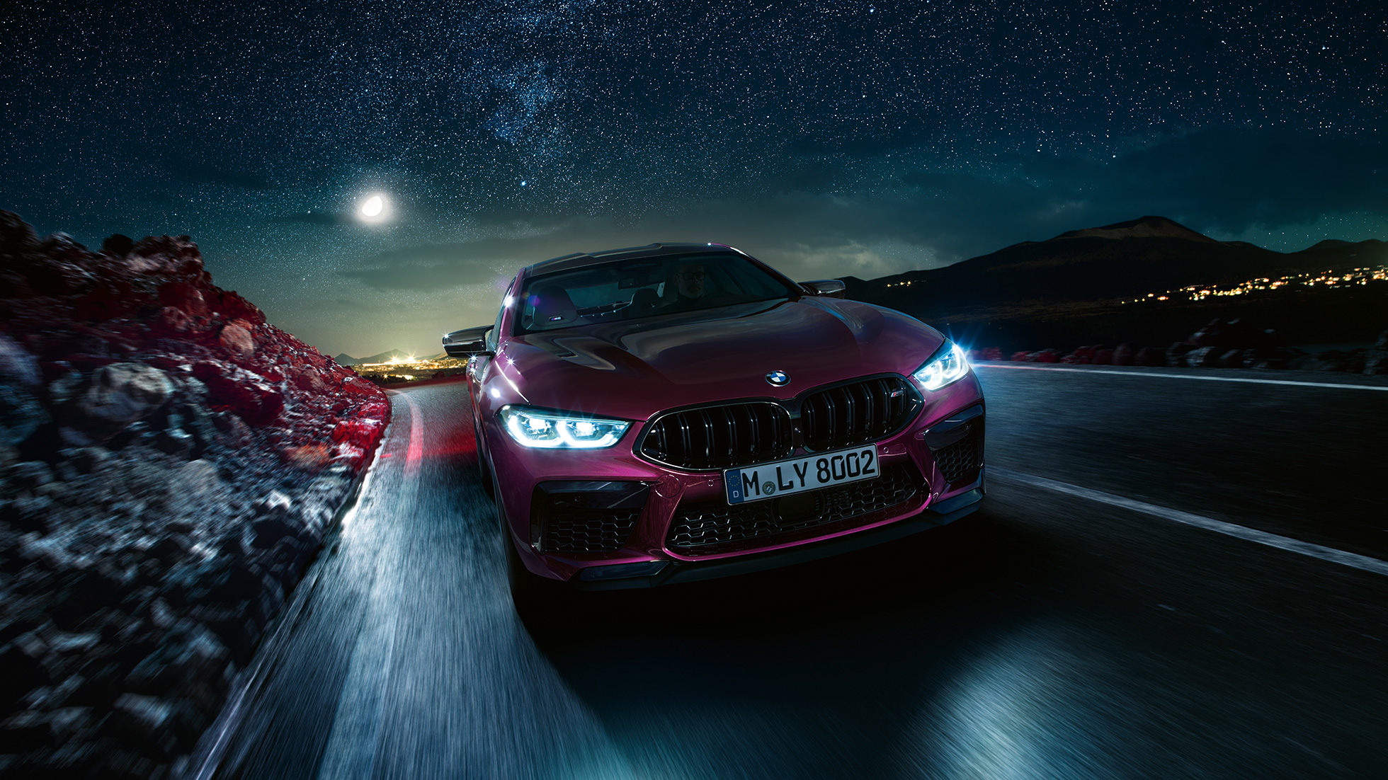 BMW M8 Competition Гран Купе, изглед отпред в движение BMW M8 Competition Гран Купе F93 2020 BMW Individual Ametrine metallic, изглед отпред в движение